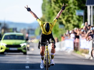 Víťazné gesto Viktórie Chladoňovej po zisku titulu majsterky Slovenska v cestnej cyklistike. 