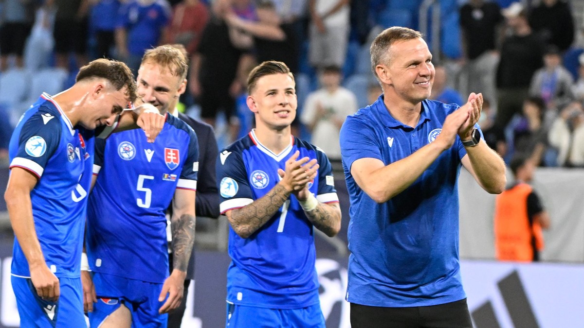 Tréner Jaroslav Kentoš spolu s hráčmi ďakuje divákom po zápase základnej Slovensko - Rumunsko v skupine A na EURO U21 2025.