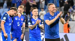 Tréner Jaroslav Kentoš spolu s hráčmi ďakuje divákom po zápase základnej Slovensko - Rumunsko v skupine A na EURO U21 2025.