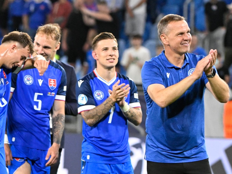 Tréner Jaroslav Kentoš spolu s hráčmi ďakuje divákom po zápase základnej Slovensko - Rumunsko v skupine A na EURO U21 2025.