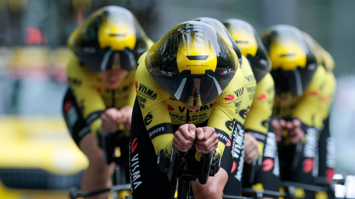 Cyklistky tímu Visma-Lease a Bike v úvodnej etape La Vuelta Femenina 2025. 