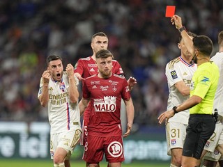 Nicolas Tagliafico z Lyonu dostal červenú kartu