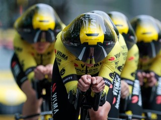 Cyklistky tímu Visma-Lease a Bike v úvodnej etape La Vuelta Femenina 2025. 