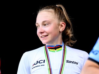 Slovenská cyklistka Viktória Chladoňová oslavuje zlato v pretekoch do 23 rokov na MS 2026.
