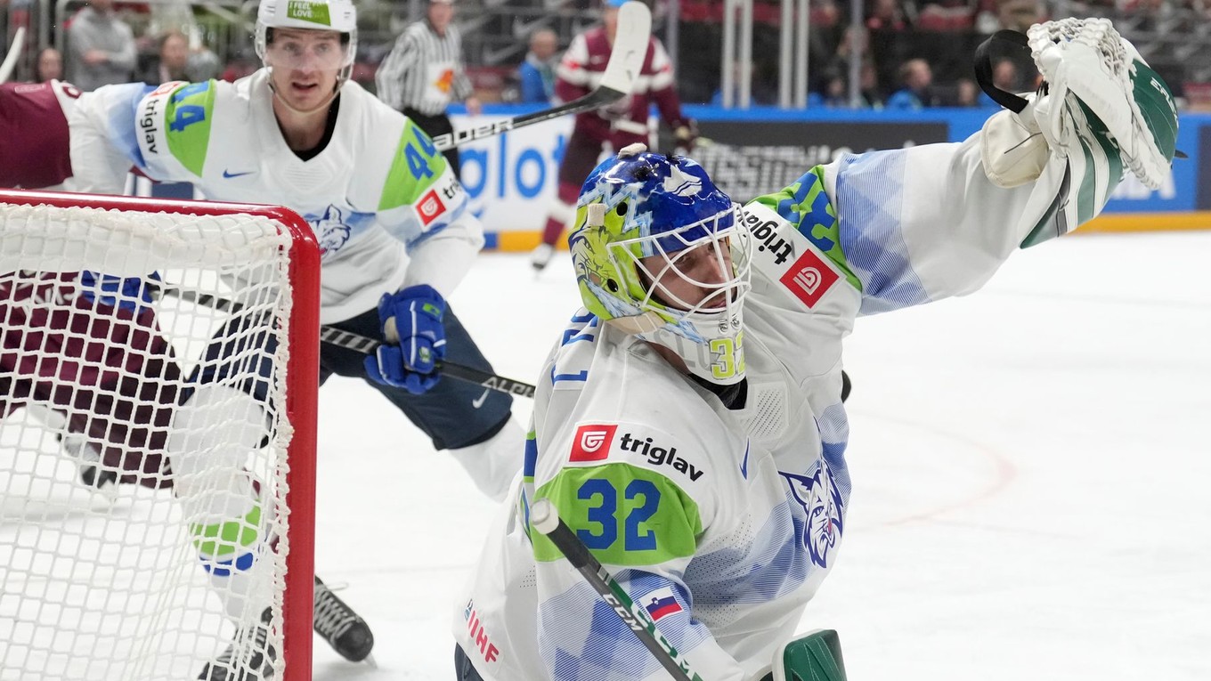 Gasper Kroselj v akcii v zápase Slovinsko - Lotyšsko na MS v hokeji 2023.
