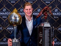 Nathan MacKinnon vyhral za sezónu 2023/24 Hart Memorial Trophy a Ted Lindsay Award.