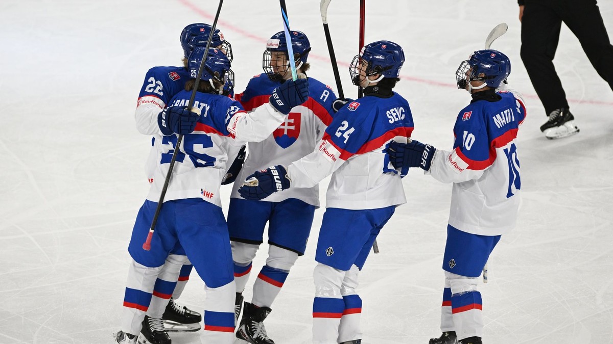 Na snímke radosť hráčov Slovenska po strelení gólu.