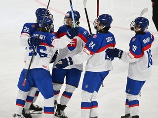 Na snímke radosť hráčov Slovenska po strelení gólu.