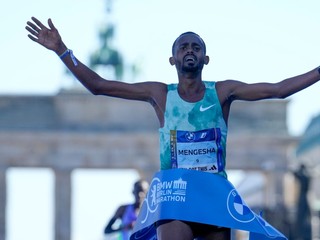 Milkesa Mengesha sa stal víťazom jubilejného 50. ročníka Berlínskeho maratónu. 