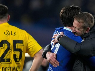 Tréner Chelsea Graham Pottera Ben Chilwell po odvete osemfinále Ligy majstrov proti Borussii Dortmund.