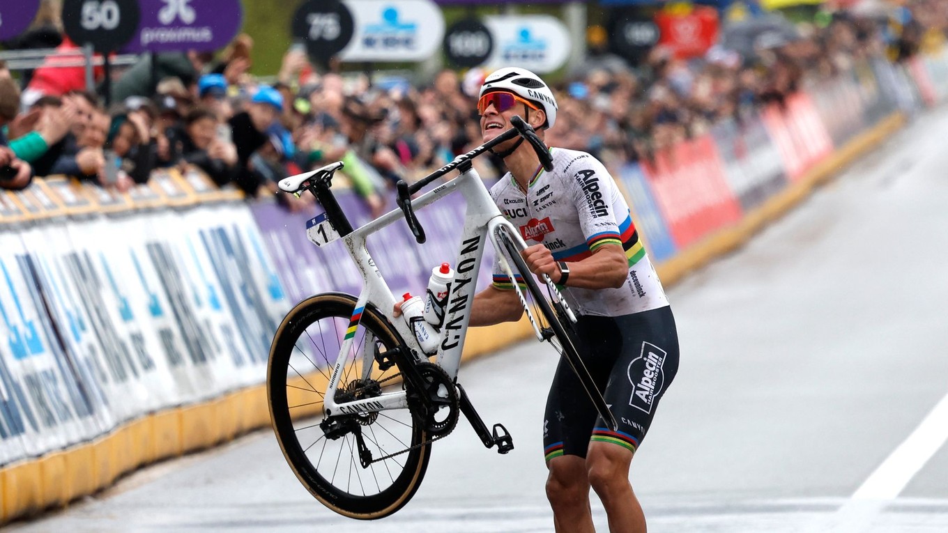 Holanďan Mathieu van der Poel dvíha bicykel po tom, čo tretíkrát vyhral Okolo Flámska. 