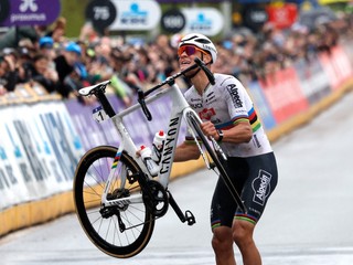 Holanďan Mathieu van der Poel dvíha bicykel po tom, čo tretíkrát vyhral Okolo Flámska. 