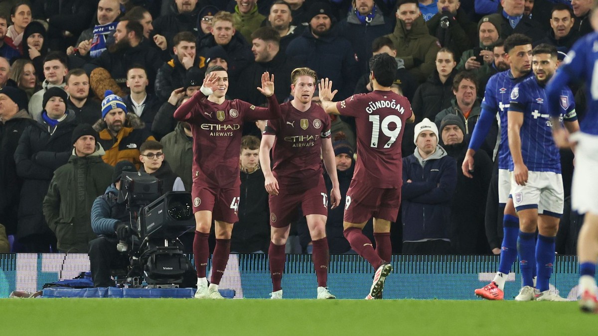 Phil Foden, Kevin de Bruyne a Ilkay Gündogan sa tešia po strelenom góle v zápase Ipswich Town - Manchester City v 22. kole Premier League.