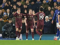 Phil Foden, Kevin de Bruyne a Ilkay Gündogan sa tešia po strelenom góle v zápase Ipswich Town - Manchester City v 22. kole Premier League.