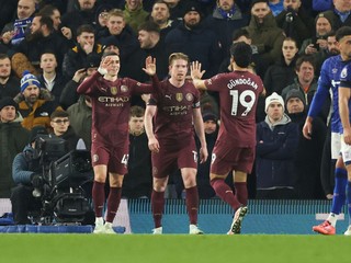 Phil Foden, Kevin de Bruyne a Ilkay Gündogan sa tešia po strelenom góle v zápase Ipswich Town - Manchester City v 22. kole Premier League.