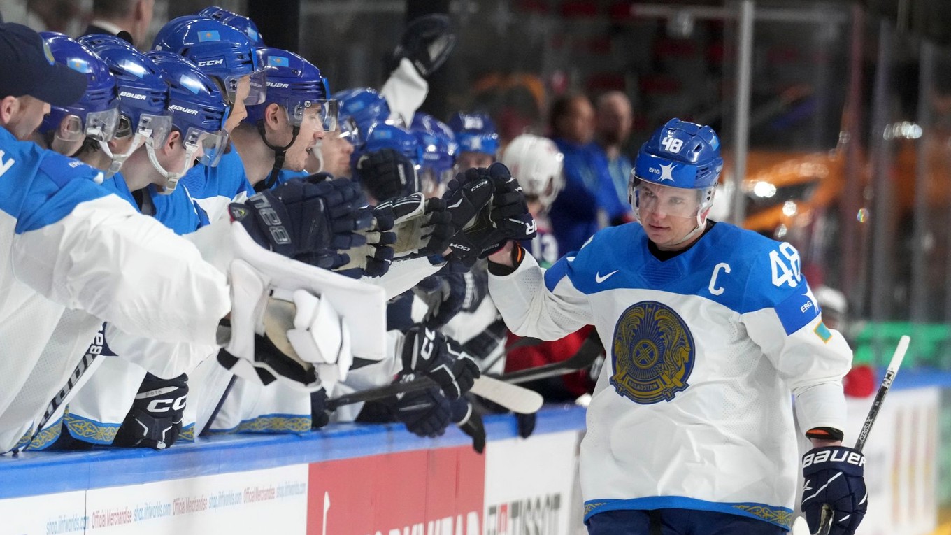Kazašský hokejista Roman Starčenko sa teší z víťazného gólu v zápase B-skupiny Nórsko - Kazachstan.
