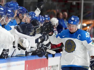 Kazašský hokejista Roman Starčenko sa teší z víťazného gólu v zápase B-skupiny Nórsko - Kazachstan.