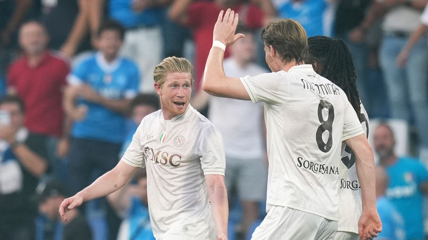Kevin De Bruyne (vľavo) sa teší z prvého gólu v drese SSC Neapol. 