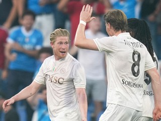 Kevin De Bruyne (vľavo) sa teší z prvého gólu v drese SSC Neapol. 