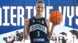 Na snímke basketbalistka Ivana Jakubcová v novom drese počas tlačovej konferencie ku kampani Mierime vysoko.