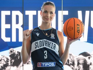 Na snímke basketbalistka Ivana Jakubcová v novom drese počas tlačovej konferencie ku kampani Mierime vysoko.