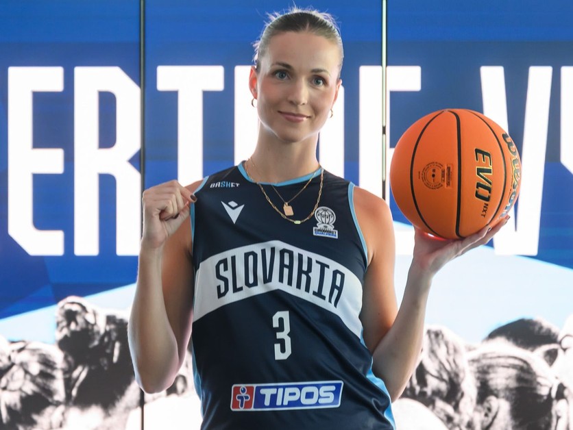Na snímke basketbalistka Ivana Jakubcová v novom drese počas tlačovej konferencie ku kampani Mierime vysoko.