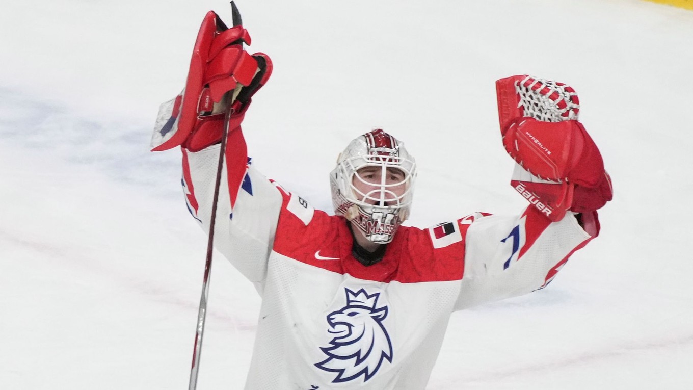 Český brankár Michael Hrabal sa teší z výhry 2:3 po štvrťfinálovom zápase majstrovstiev sveta hokejistov do 20 rokov Kanada - Česko.
