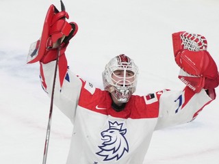 Český brankár Michael Hrabal sa teší z výhry 2:3 po štvrťfinálovom zápase majstrovstiev sveta hokejistov do 20 rokov Kanada - Česko.

