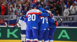 Slovenskí hokejisti sa tešia z gólu v zápase proti Kazachstanu na MS 2024. 