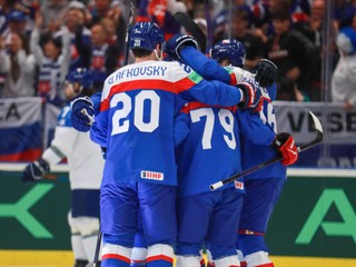 Slovenskí hokejisti sa tešia z gólu v zápase proti Kazachstanu na MS 2024. 