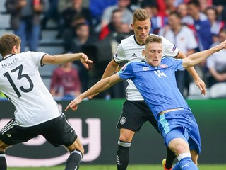 Milan Škriniar (s číslom 14) v zápase Slovensko - Nemecko v osemfinále EURO 2016.