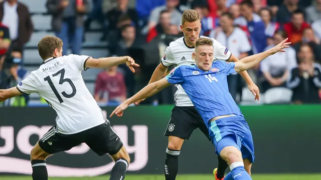 Milan Škriniar (s číslom 14) v zápase Slovensko - Nemecko v osemfinále EURO 2016.
