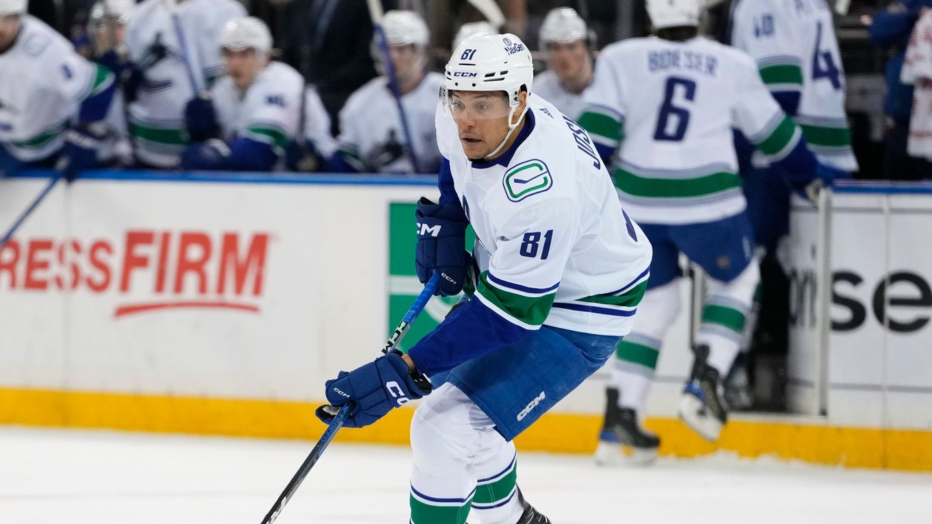 Dakota Joshua v drese Vancouveru Canucks v sezóne NHL 2024/2025.