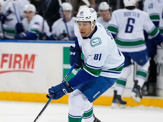 Dakota Joshua v drese Vancouveru Canucks v sezóne NHL 2024/2025.