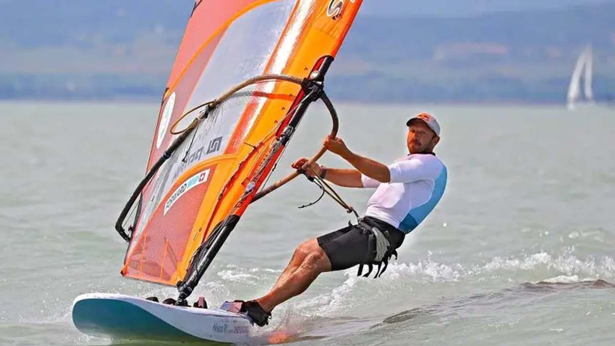 Windsurfista Patrik Pollák.