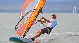 Windsurfista Patrik Pollák.