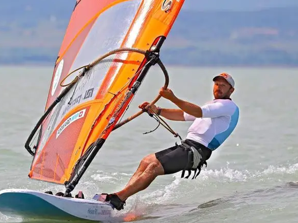 Windsurfista Patrik Pollák.