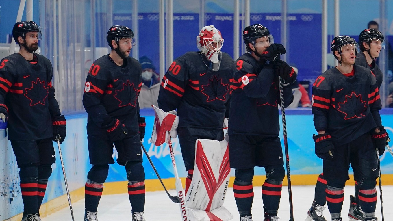 Sklamaní hokejisti Kanady po prehre so Švédskom vo štvrťfinále ZOH 2022. 