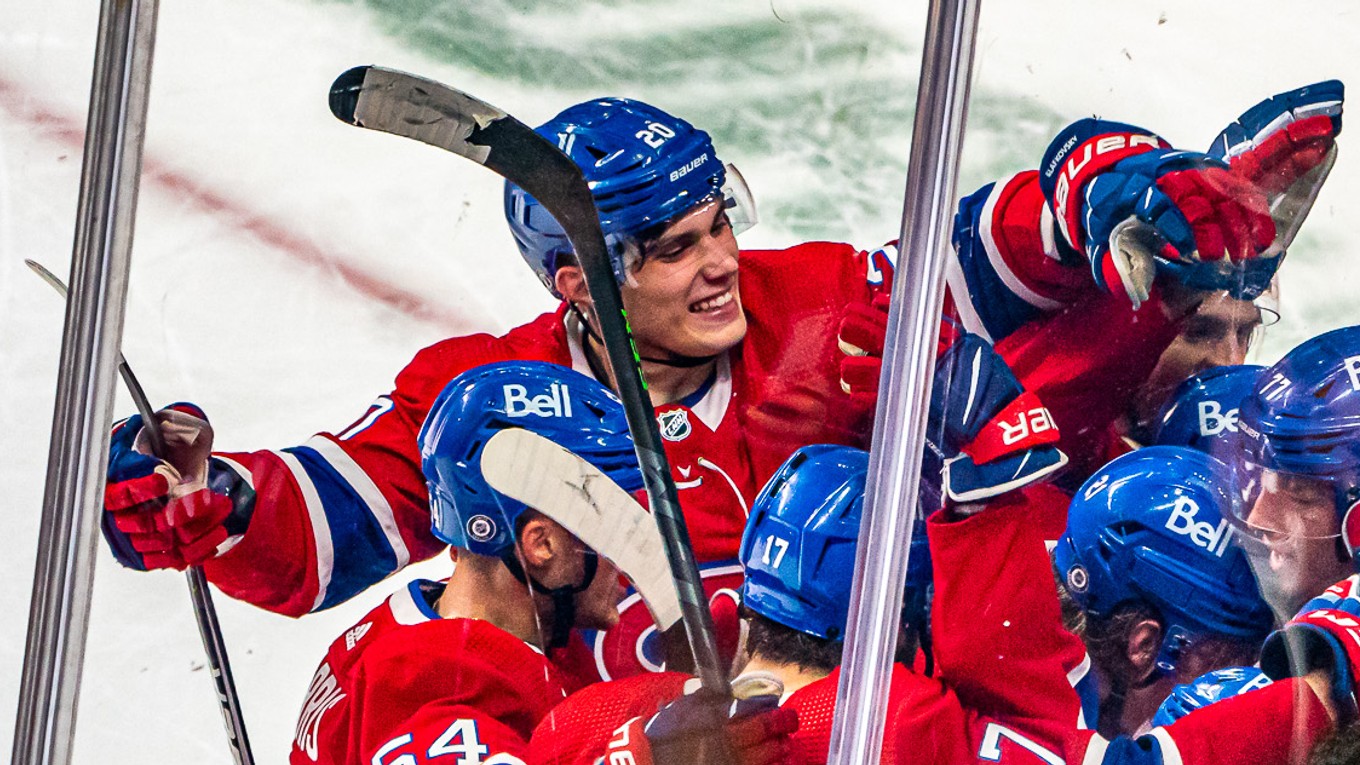 Juraj Slafkovský sa raduje so spoluhráčmi (Montreal Canadiens).