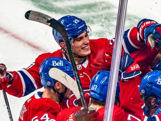 Juraj Slafkovský sa raduje so spoluhráčmi (Montreal Canadiens).