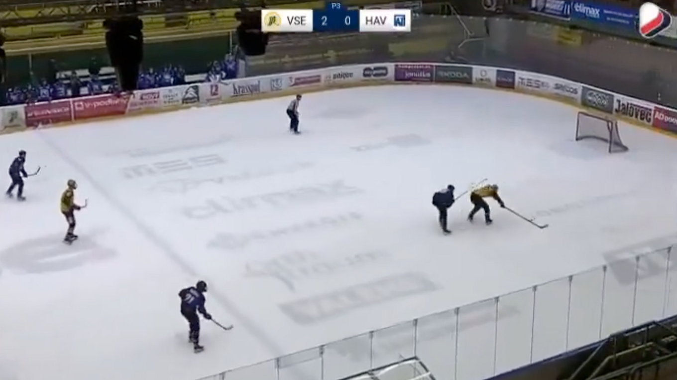 Zákrok kapitána Havířova Jána Valoucha na domáceho hráča Lukáša Stodůlku. 