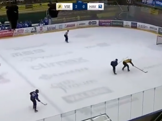 Zákrok kapitána Havířova Jána Valoucha na domáceho hráča Lukáša Stodůlku. 