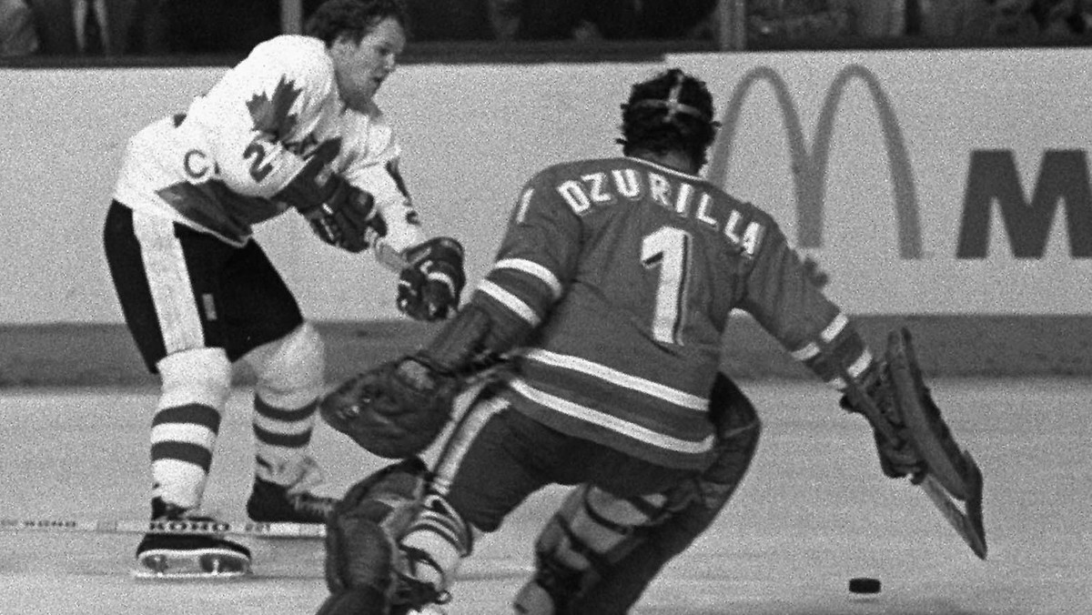 Kanadský útočník Darryl Sittler prekonáva brankára Vladimíra Dzurillu v predĺžení druhého finále Kanadského pohára 1976. Kanada zdolala ČSSR 5:4 pp.
