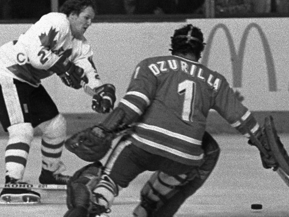 Kanadský útočník Darryl Sittler prekonáva brankára Vladimíra Dzurillu v predĺžení druhého finále Kanadského pohára 1976. Kanada zdolala ČSSR 5:4 pp.