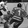 Kanadský útočník Darryl Sittler prekonáva brankára Vladimíra Dzurillu v predĺžení druhého finále Kanadského pohára 1976. Kanada zdolala ČSSR 5:4 pp.