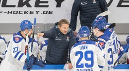 Tréner hokejistov Slovenska Vladimír Országh v rozhovore s hráčmi na Nemeckom pohári 2025.