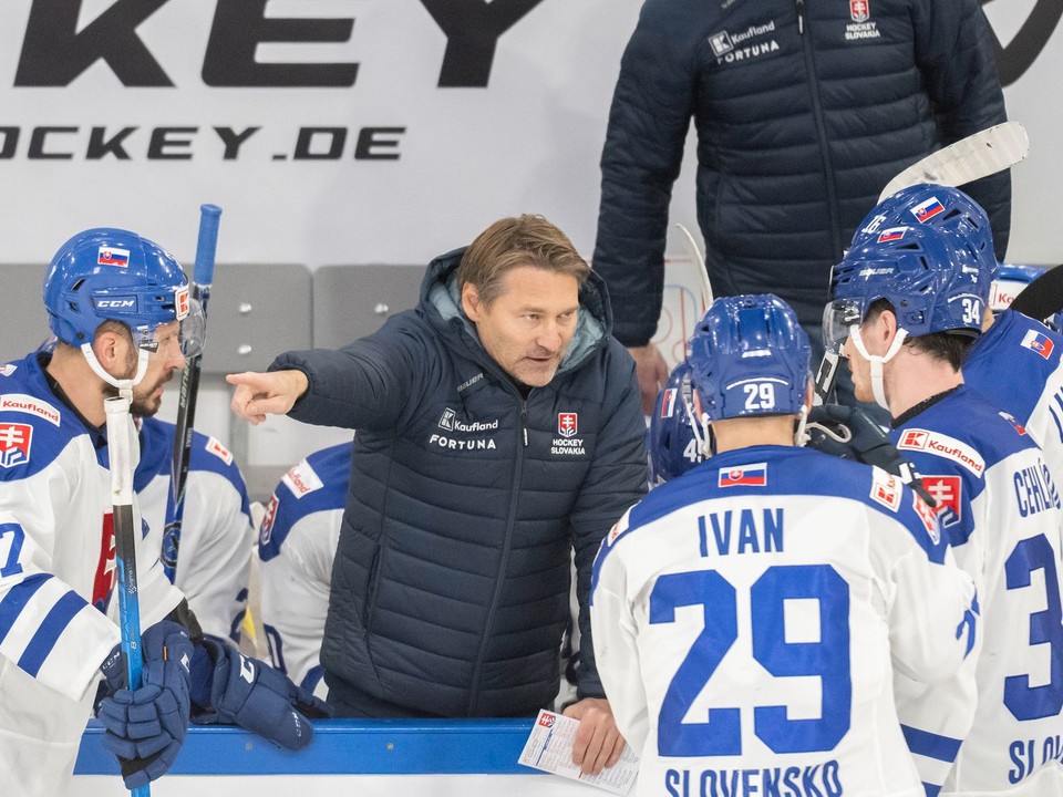 Tréner hokejistov Slovenska Vladimír Országh v rozhovore s hráčmi na Nemeckom pohári 2025.