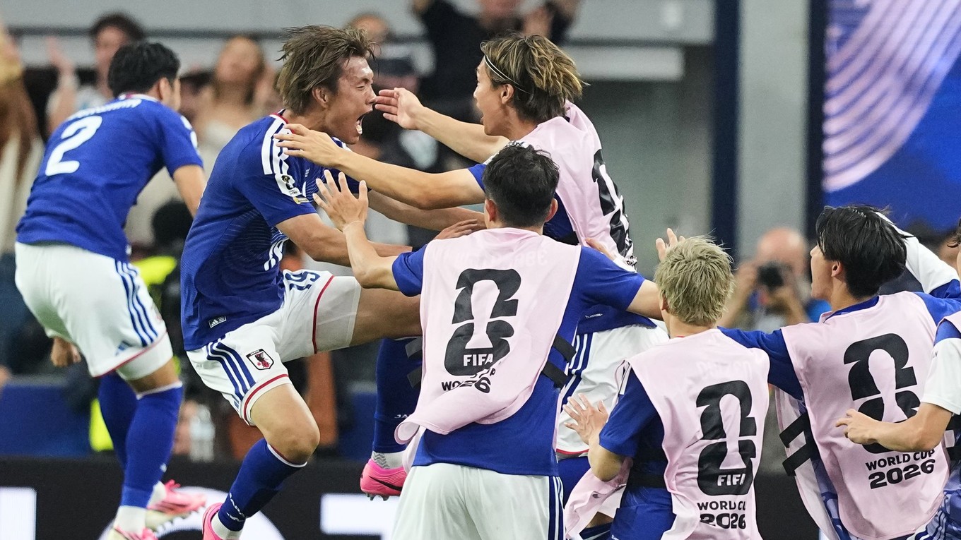 Japonskí futbalisti oslavujú vyrovnávajúci gól v zápase Holandsko - Japonsko na MS 2026.