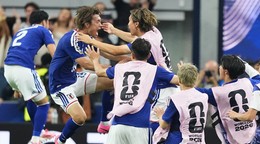 Japonskí futbalisti oslavujú vyrovnávajúci gól v zápase Holandsko - Japonsko na MS 2026.