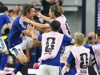 Japonskí futbalisti oslavujú vyrovnávajúci gól v zápase Holandsko - Japonsko na MS 2026.